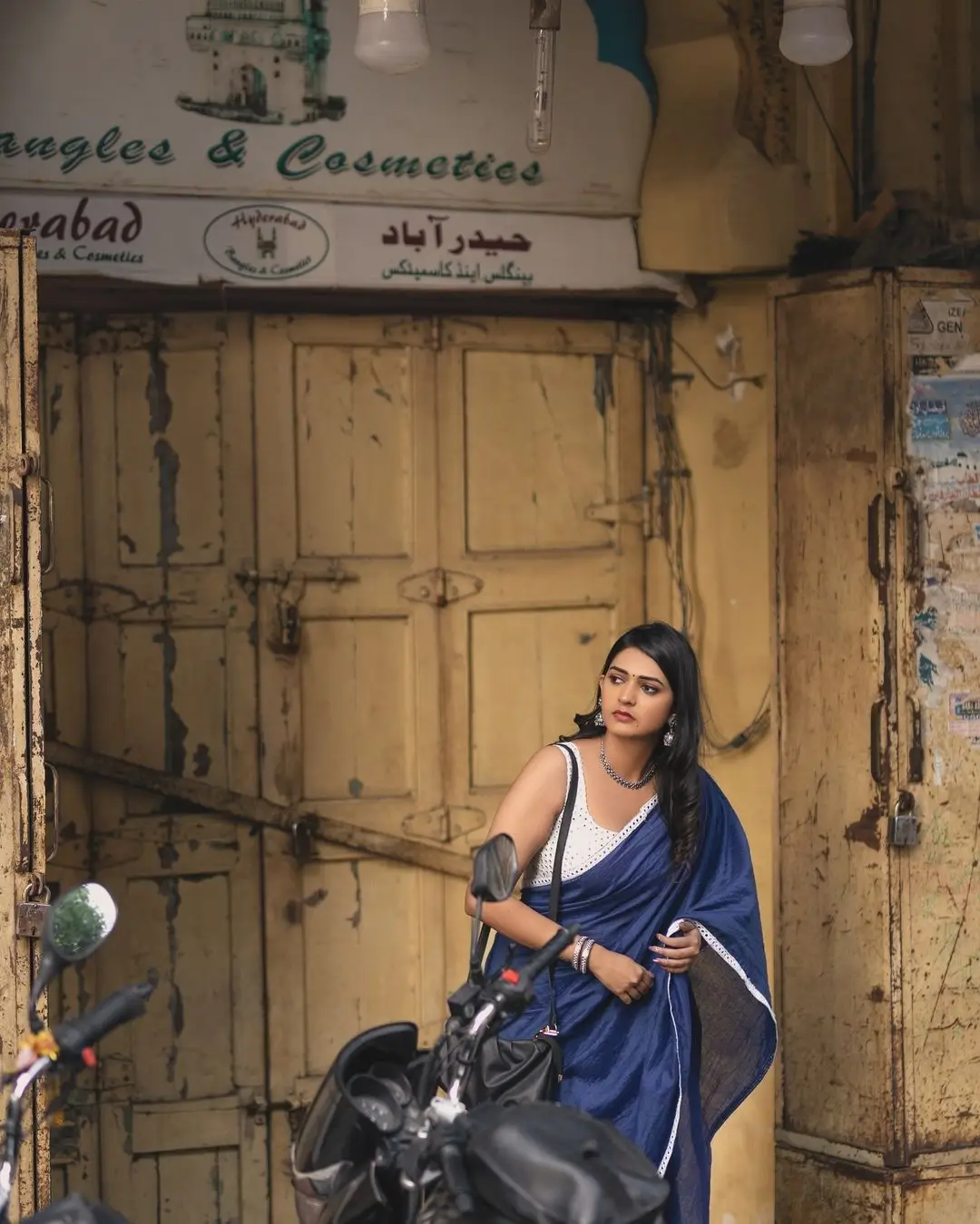 ZEE TV ACTRESS NISARGA GOWDA IN BLUE SAREE SLEEVELESS WHITE BLOUSE 14